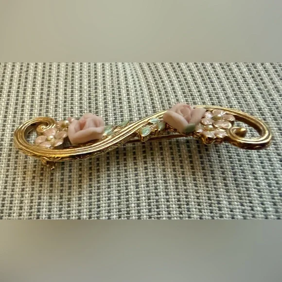 1928 New old stock Ceramoc Pink Rose Flowe on Gold tone Brooch - Picture 4 of 6